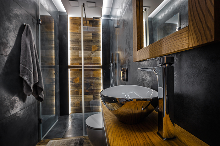 Salle de bain foncée avec bois et tuiles noires