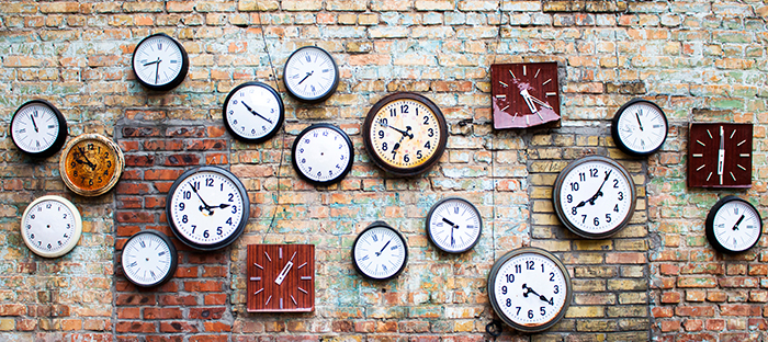 Collection d'horloges au mur