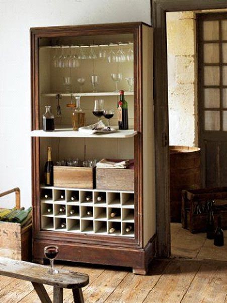 Une armoire recyclée en cave à vin