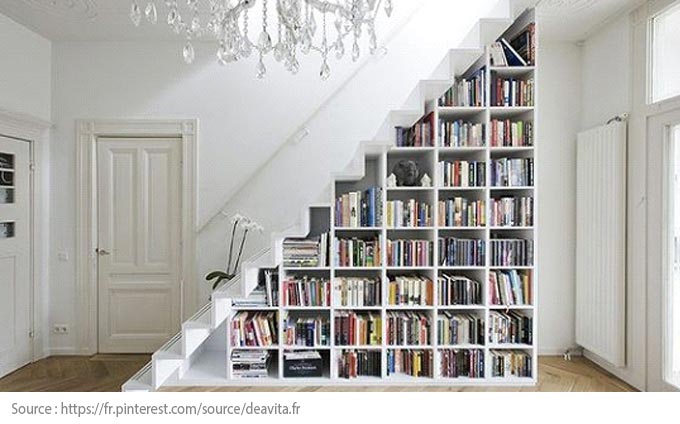 Sous l’escalier : une bibliothèque