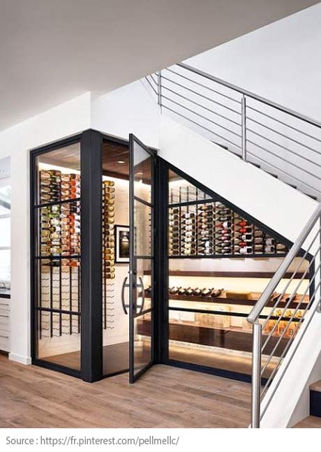 Sous l’escalier : une cave à vin