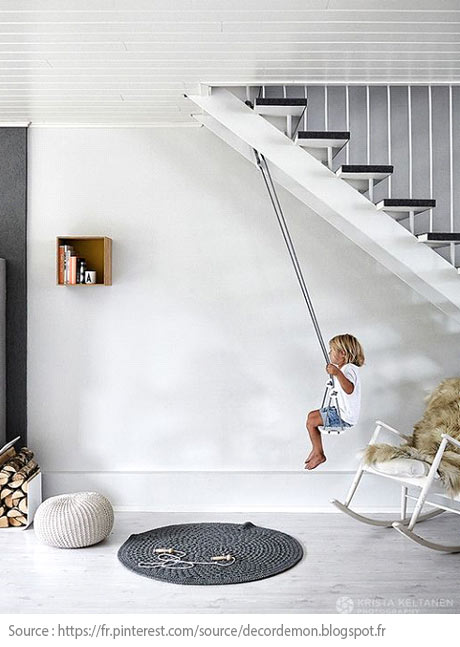 Sous l’escalier : une balançoire