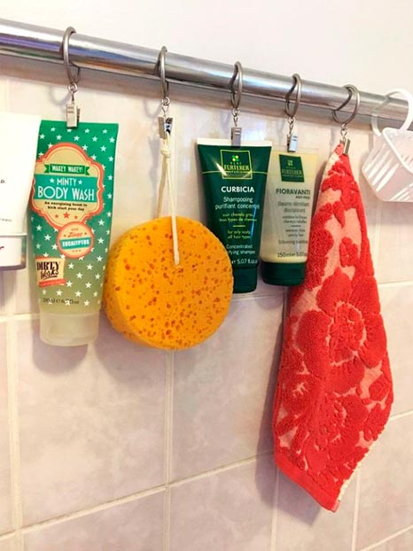 Crochets suspendus à la tringle de douche pour différents produits