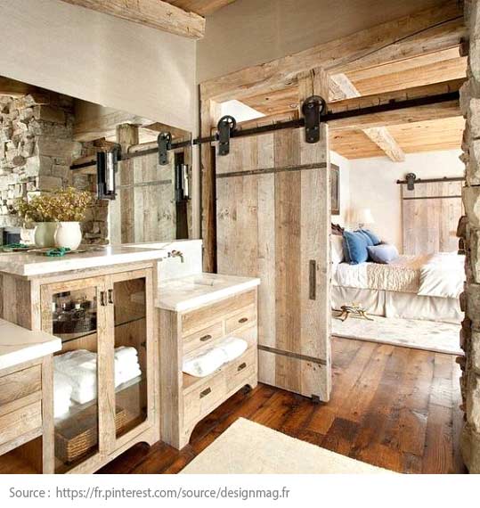 Une porte de grange entre la chambre et la salle de bain