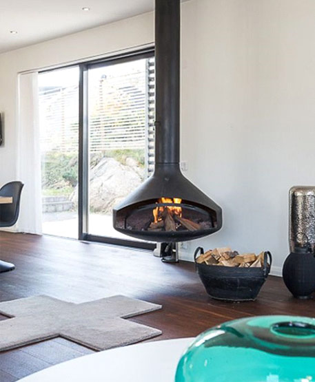 Suspended fireplace