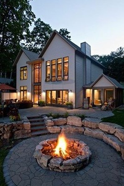 Foyer extérieur en pierre