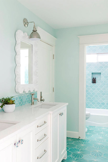 Salle de bain bleu clair