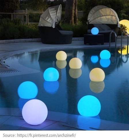 Éclairage piscine : lampes flottantes