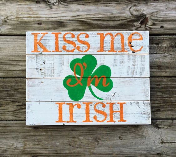 une affiche de bois avec le texte « Kiss me I'm Irish » 
