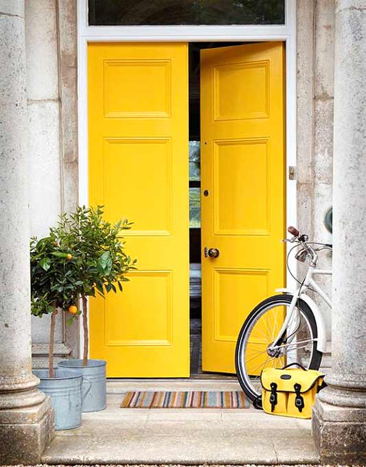 Porte d'entrée jaune