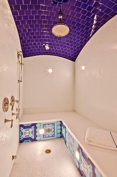 Un cabinet de toilette violet